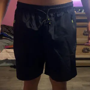 Men’s Casual Shorts — Zipper Pockets, Stretch Fabric, Lightning Stripes, Vertical Ribbed Details, Preppy Fitness Style, Perfect for Spring/Summer Athletic